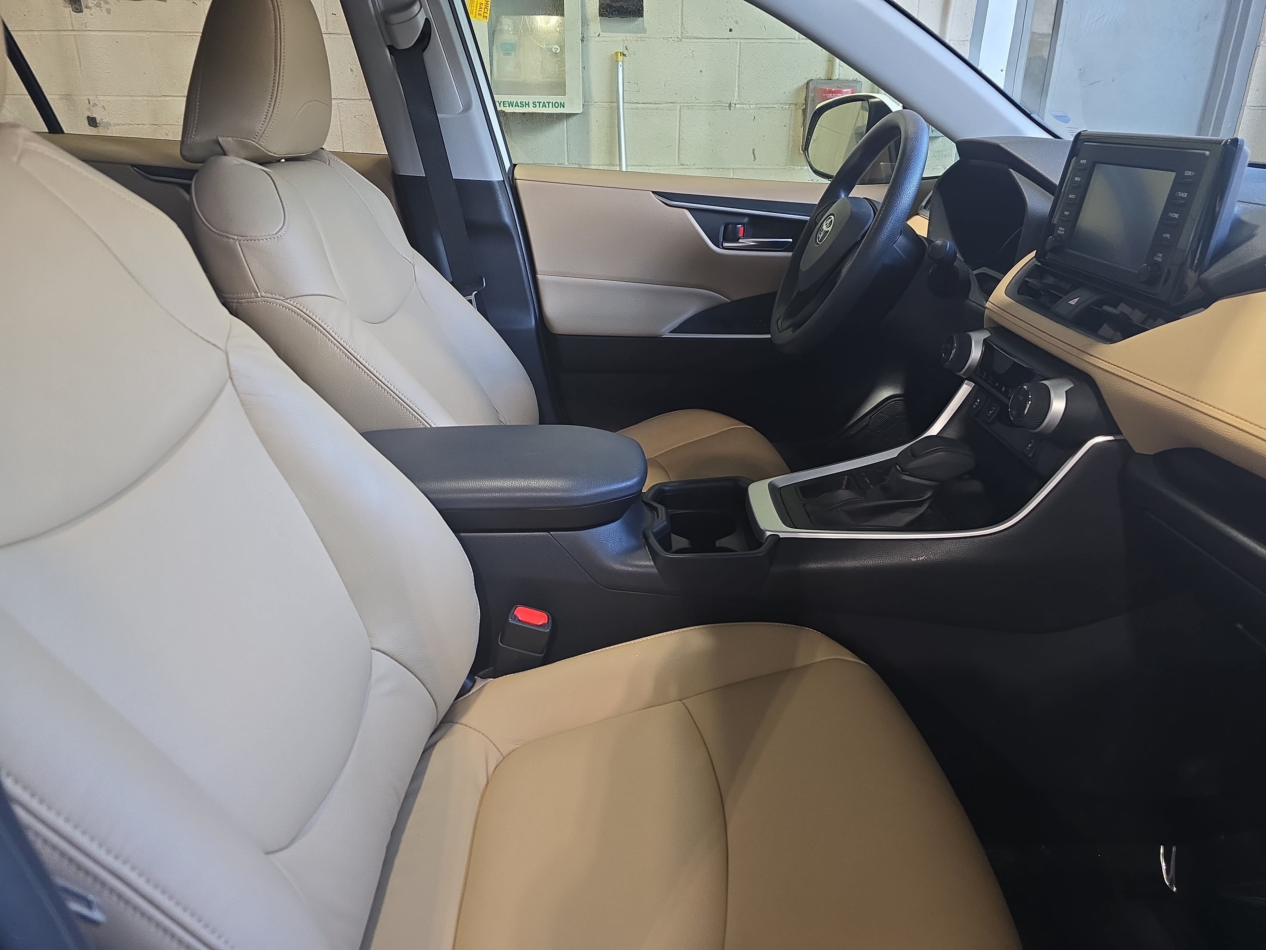 Used 2019 Toyota RAV4 XLE w/ Convenience Package FWD image 10