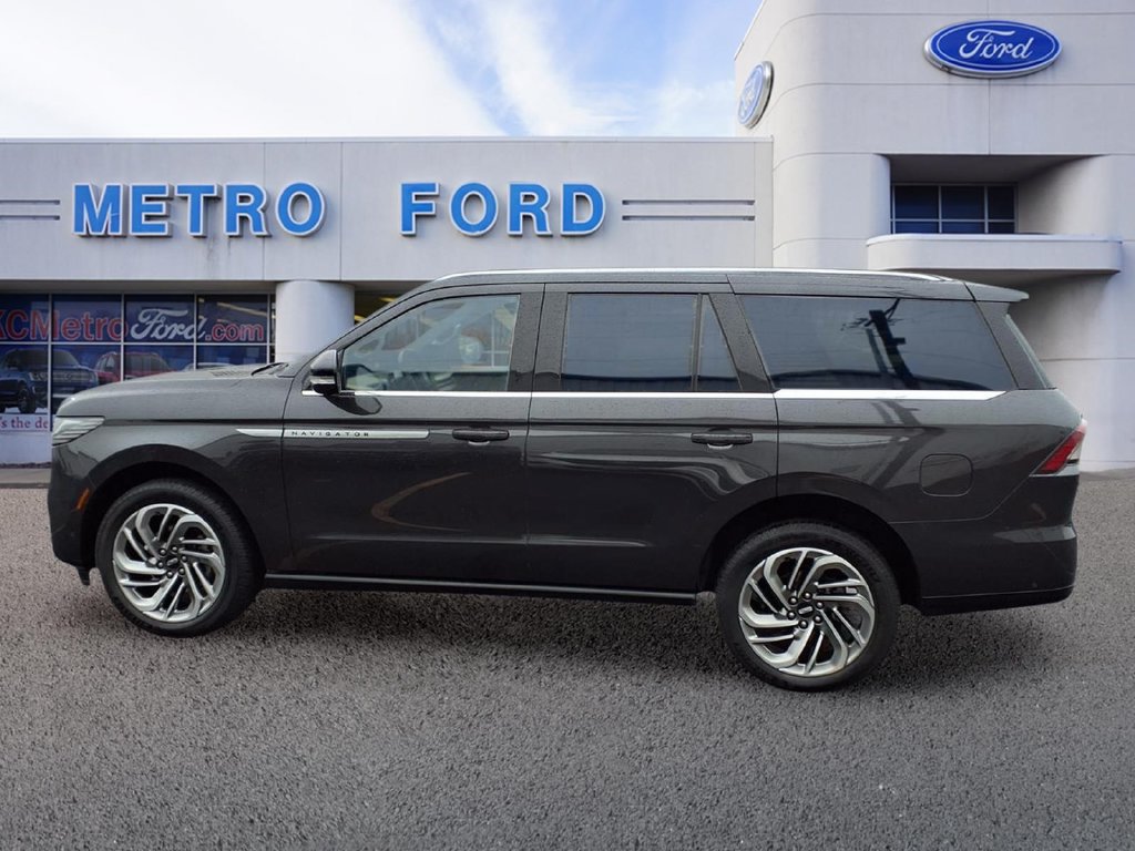 Used 2025 Lincoln Navigator Reserve AWD/4WD image 6