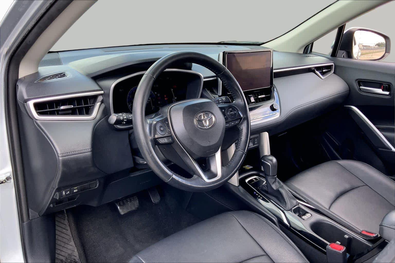 Used 2023 Toyota Corolla Cross XLE AWD/4WD image 17