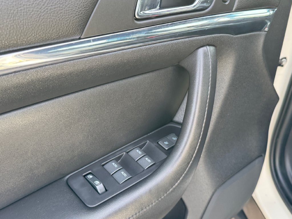 Used 2009 Lincoln MKS AWD image 18