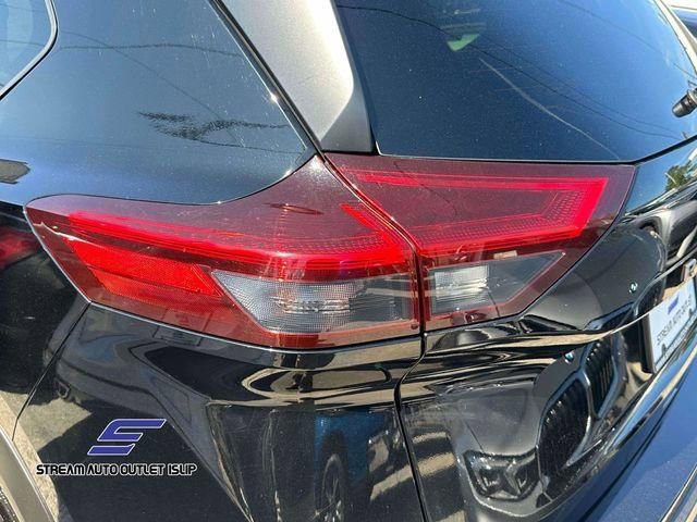 Used 2024 Nissan Rogue SV image 10