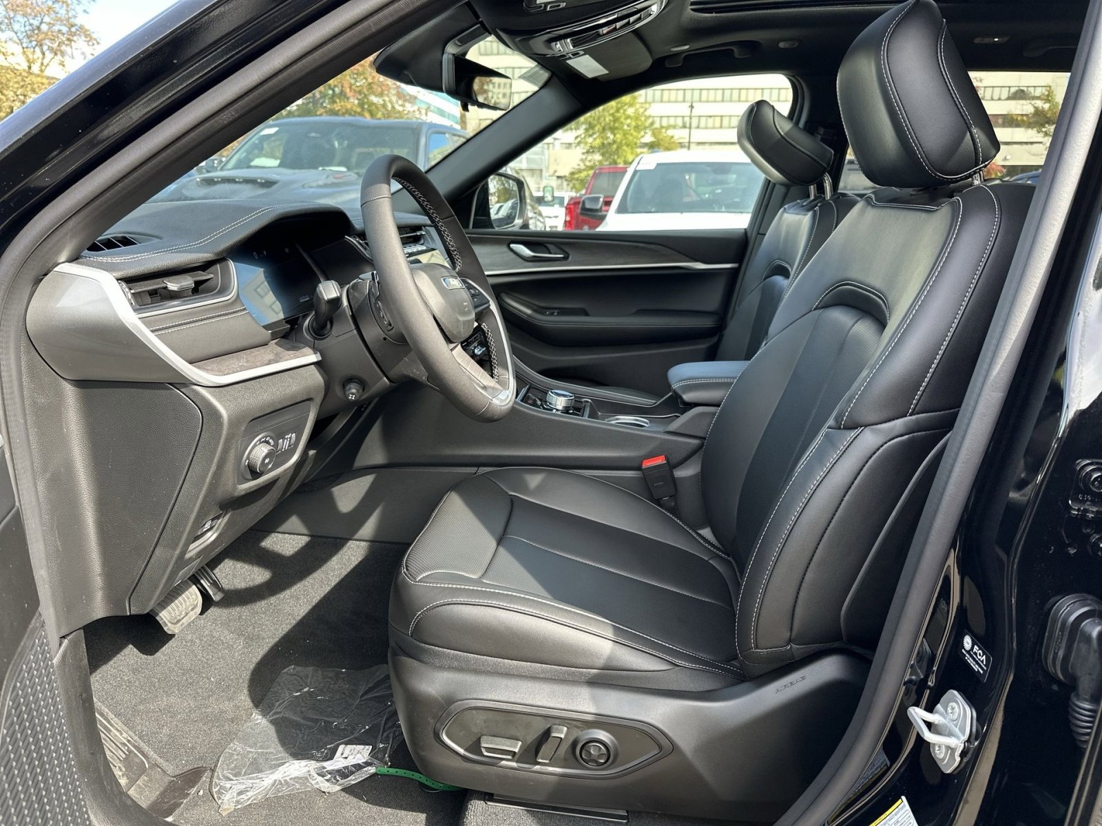 New 2025 Jeep Grand Cherokee Limited w/ Luxury Tech Group II image 13