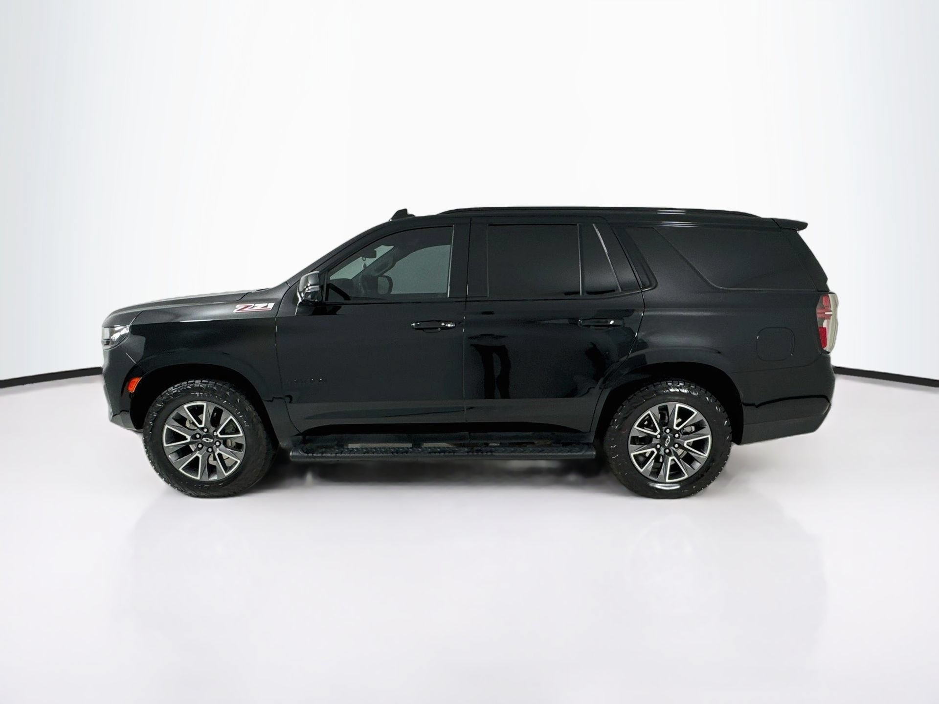 Used 2023 Chevrolet Tahoe Z71 w/ Luxury Package AWD/4WD image 5