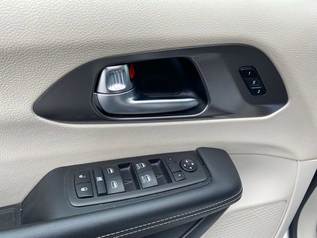 Used 2024 Chrysler Pacifica Touring-L image 17