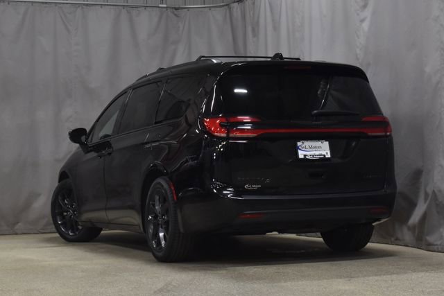 Used 2025 Chrysler Pacifica Limited image 2