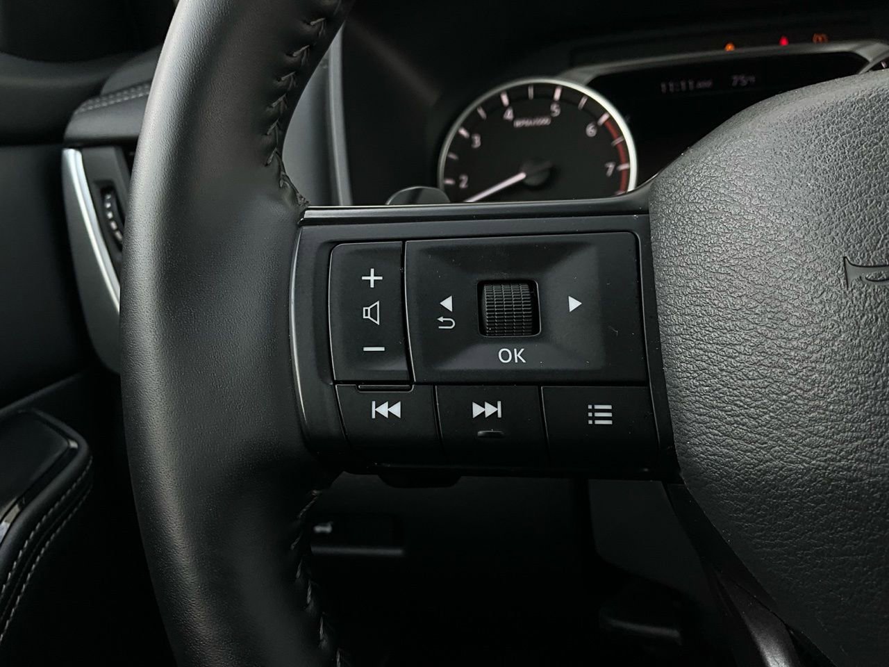 Used 2025 Nissan Rogue SV image 33