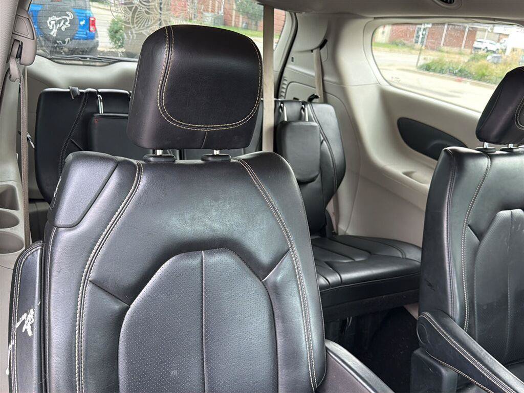 Used 2020 Chrysler Voyager Lxi FWD image 18