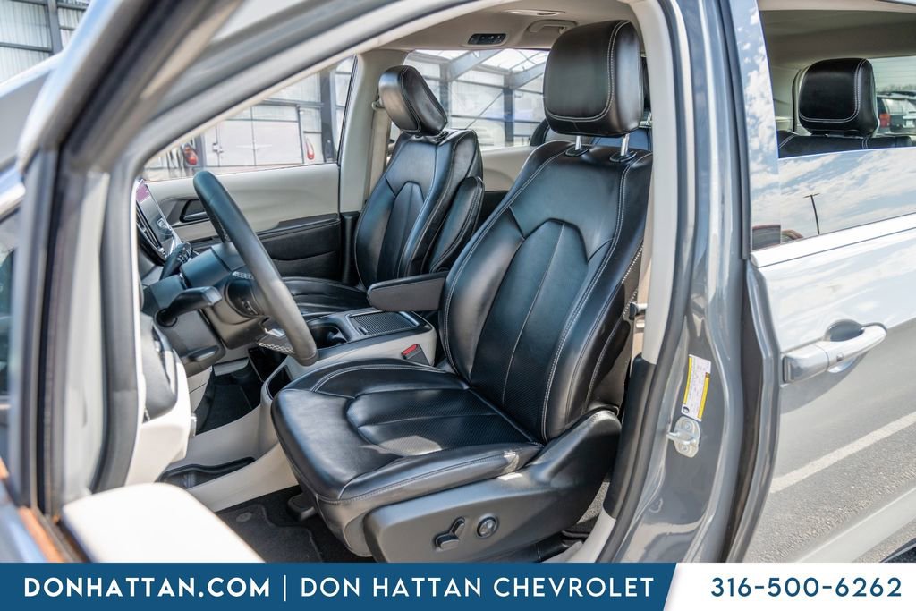 Used 2023 Chrysler Pacifica Touring-L image 4