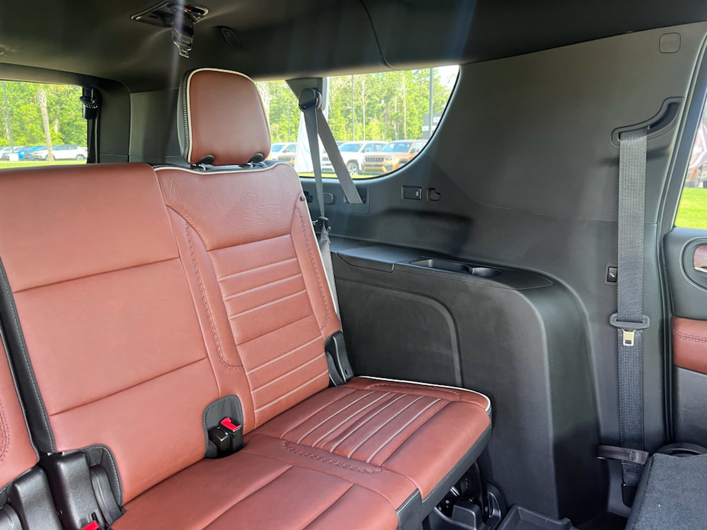 Used 2023 GMC Yukon XL Denali Ultimate AWD/4WD image 12