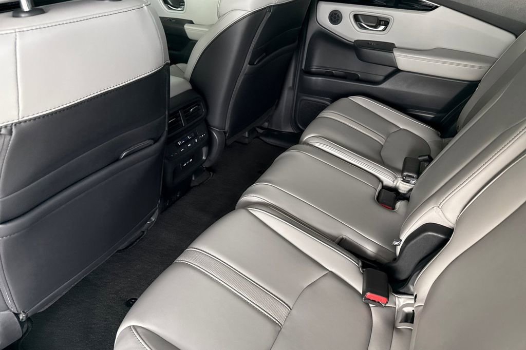 Certified 2025 Honda Pilot Touring image 7