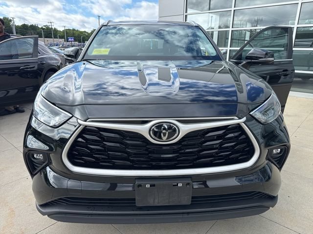 Used 2023 Toyota Highlander XLE AWD/4WD image 2