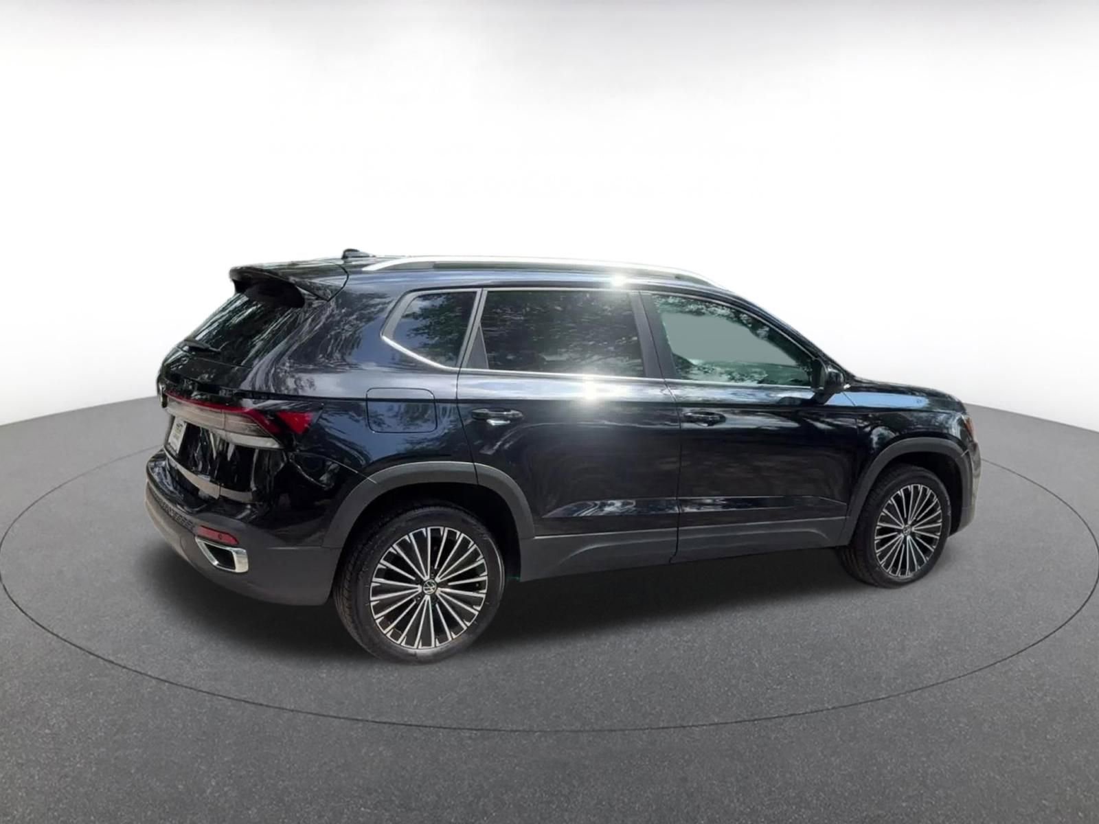 Used 2025 Volkswagen Taos SE FWD image 16