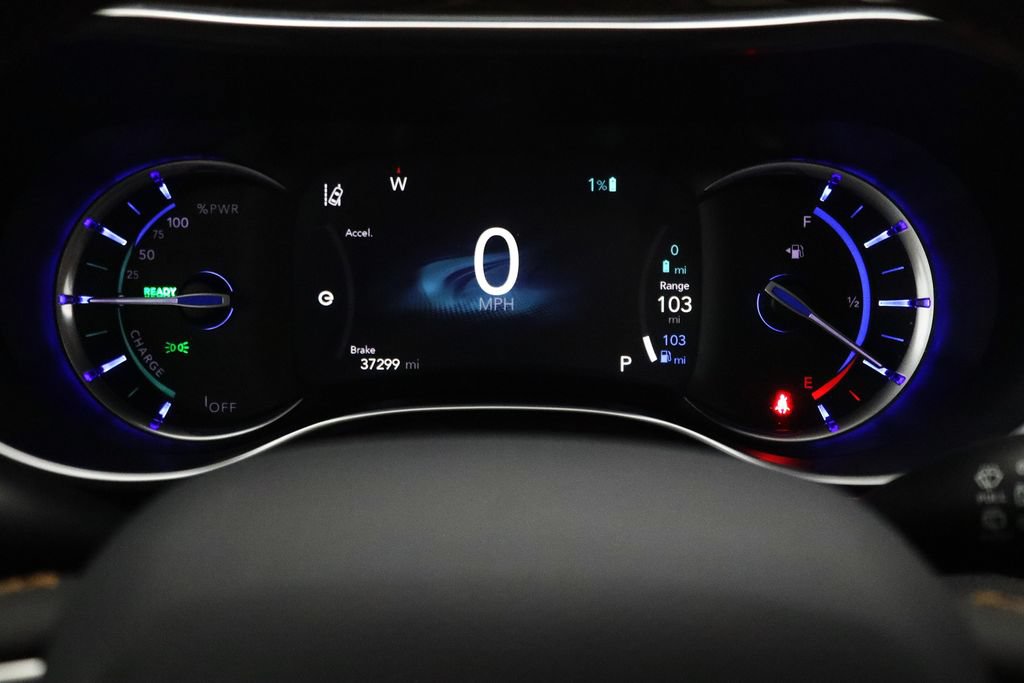 Used 2023 Chrysler Pacifica Pinnacle FWD image 3