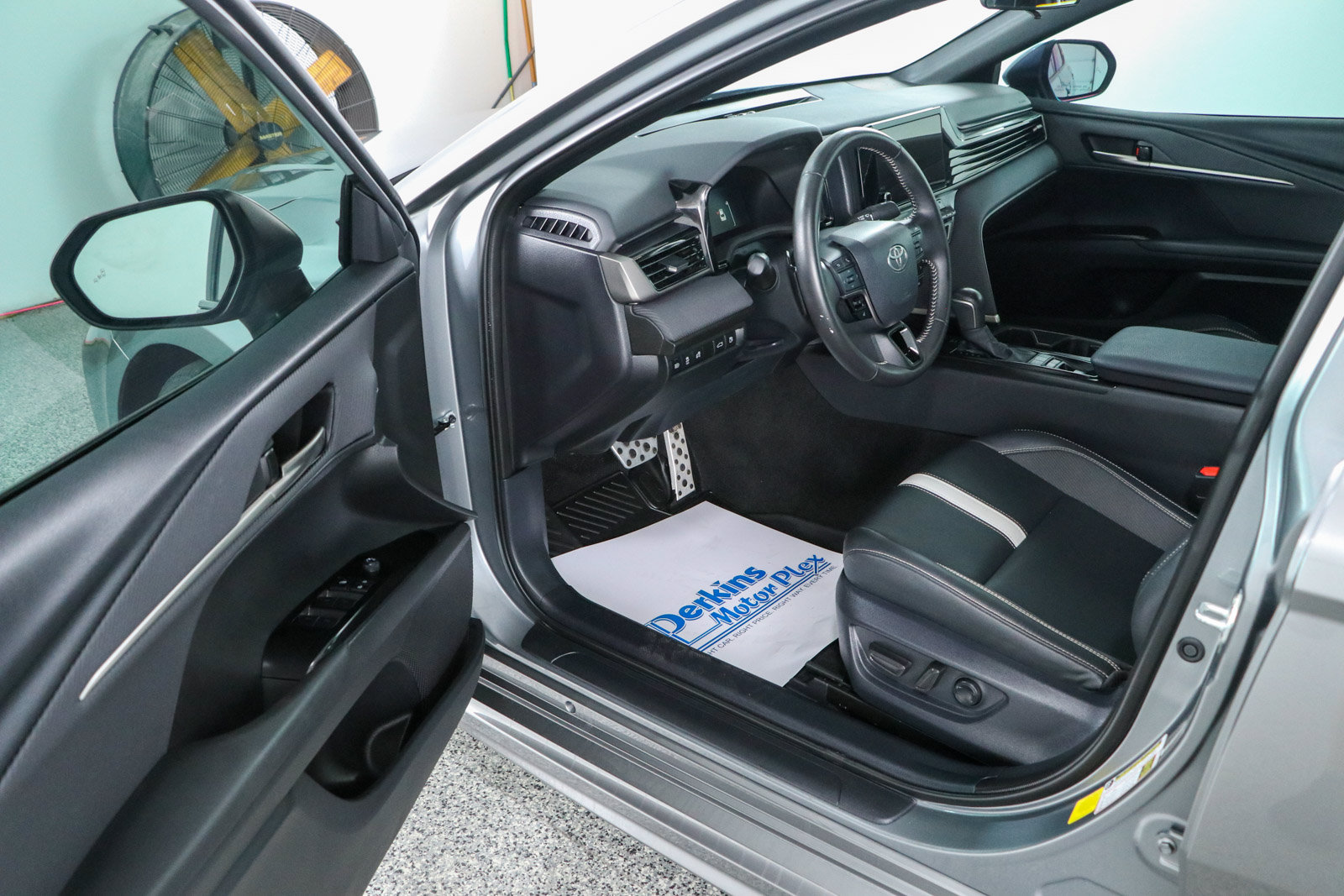 Used 2025 Toyota Camry SE FWD image 3