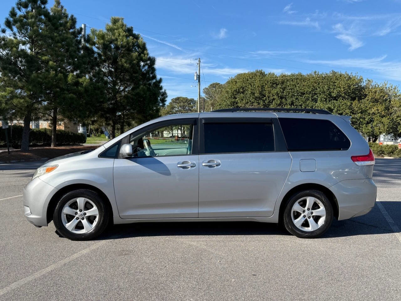 Used 2011 Toyota Sienna LE image 2