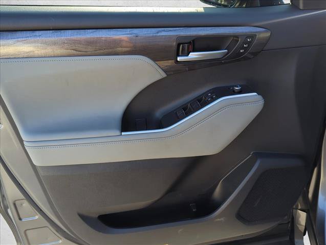 Used 2023 Toyota Highlander Platinum FWD image 7