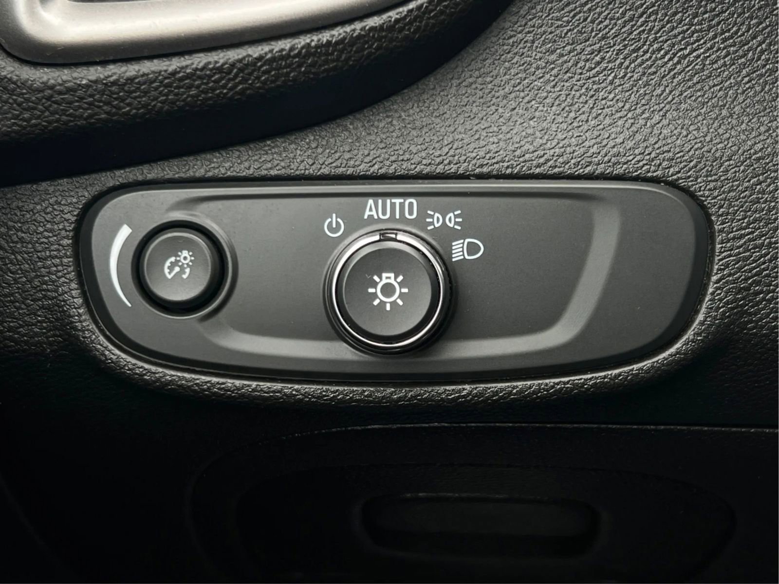 Used 2020 Chevrolet Trax LT w/ Driver Confidence Package FWD image 17
