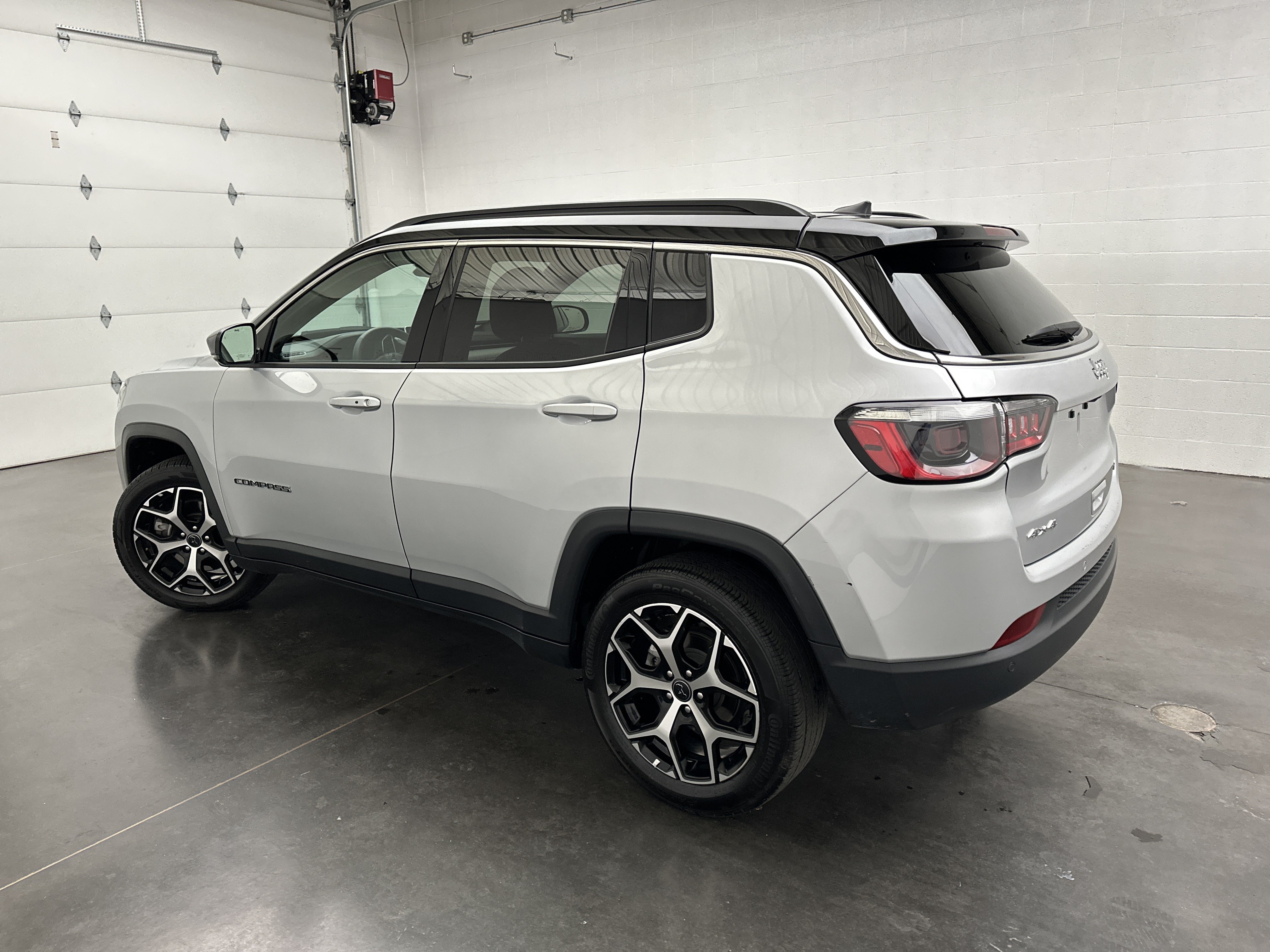 Used 2025 Jeep Compass Limited AWD/4WD image 5