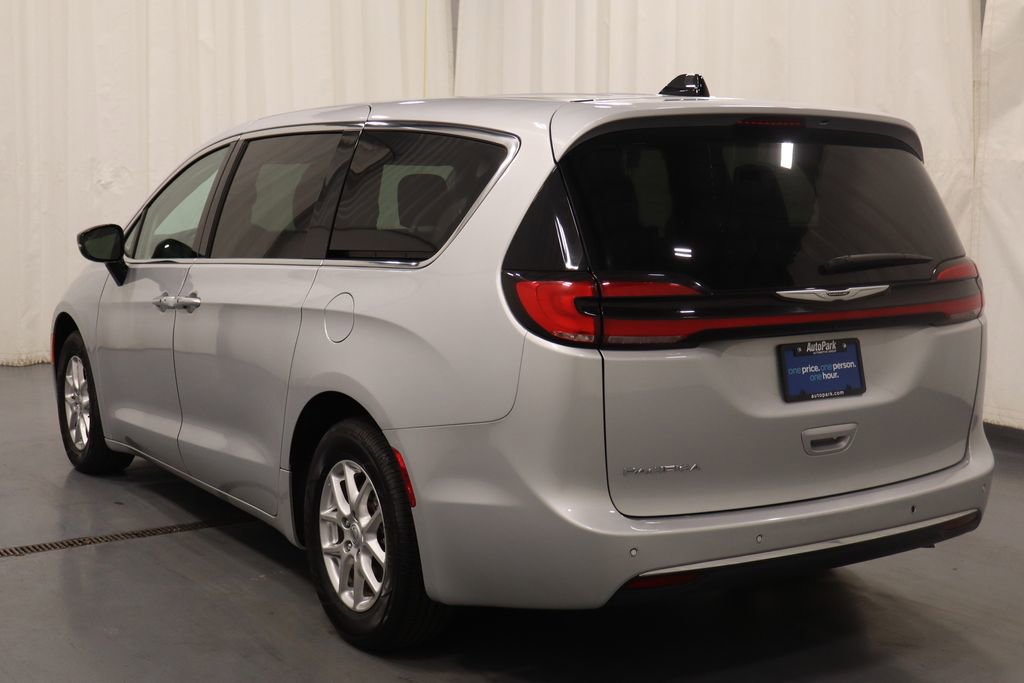 Used 2024 Chrysler Pacifica Touring-L image 7