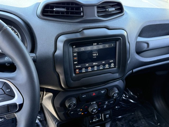 Used 2018 Jeep Renegade Latitude w/ Popular Equipment Group image 15