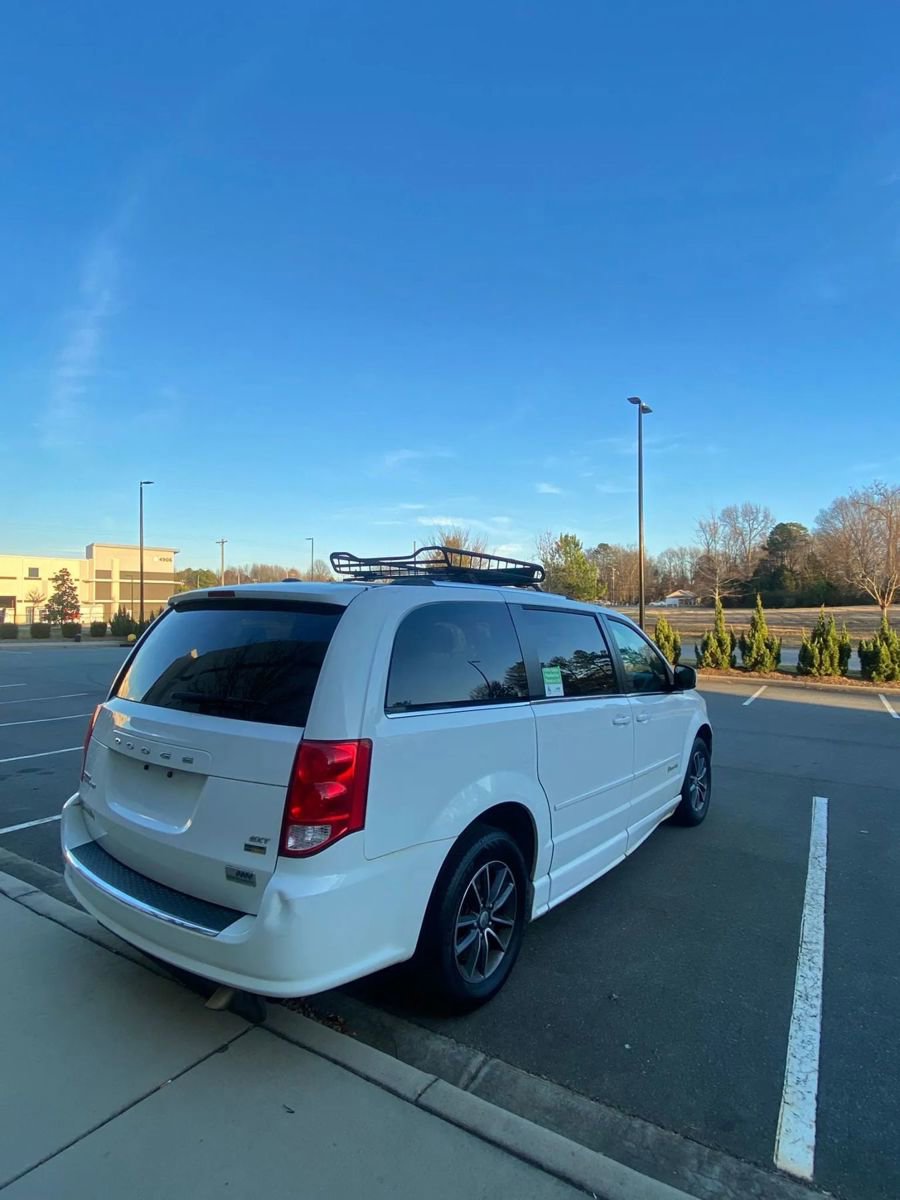 Used 2017 Dodge Grand Caravan SXT image 12