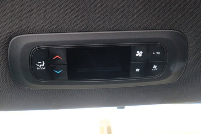 Used 2025 Chrysler Pacifica Select image 27
