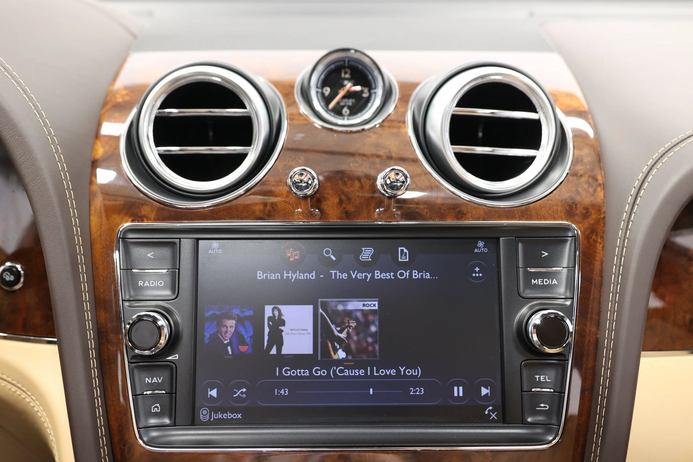 Used 2018 Bentley Bentayga AWD/4WD image 33