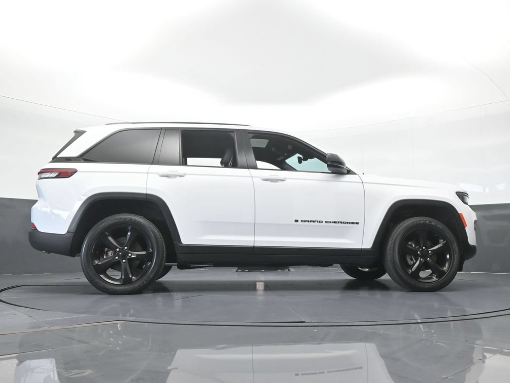Used 2024 Jeep Grand Cherokee Altitude RWD image 59