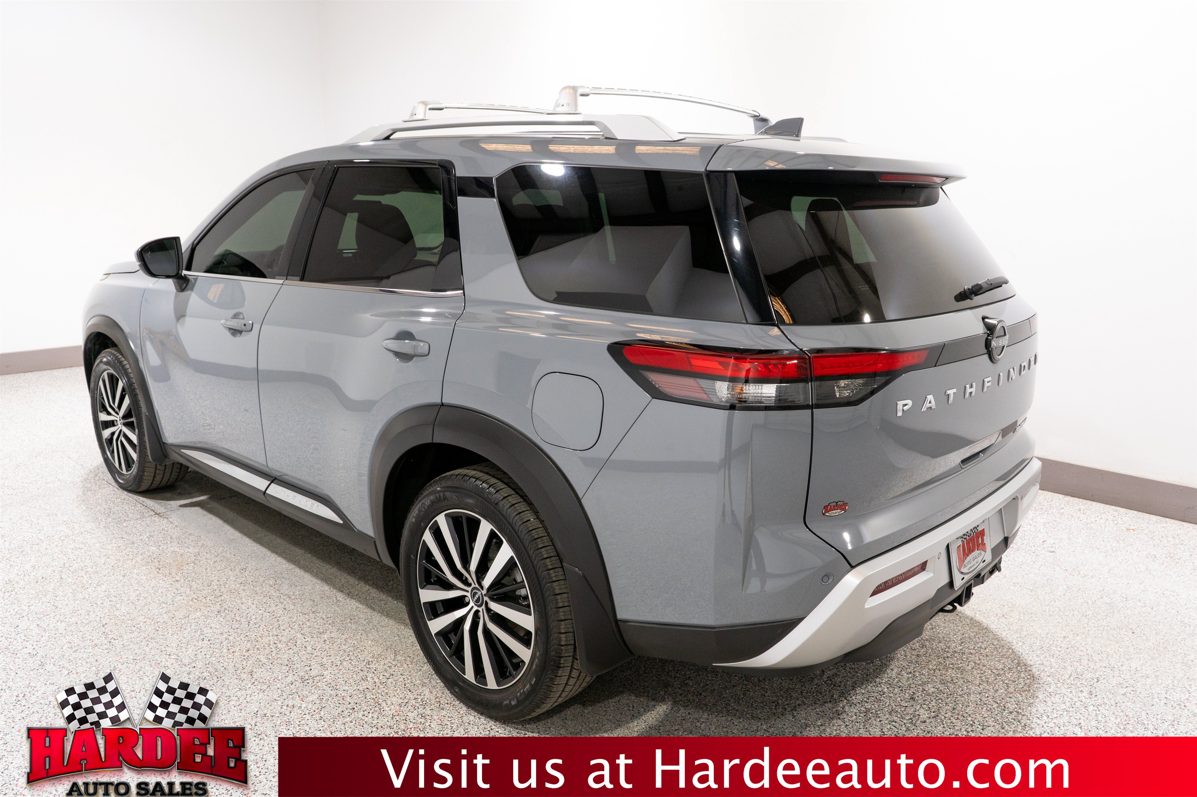 Used 2023 Nissan Pathfinder Platinum FWD image 3