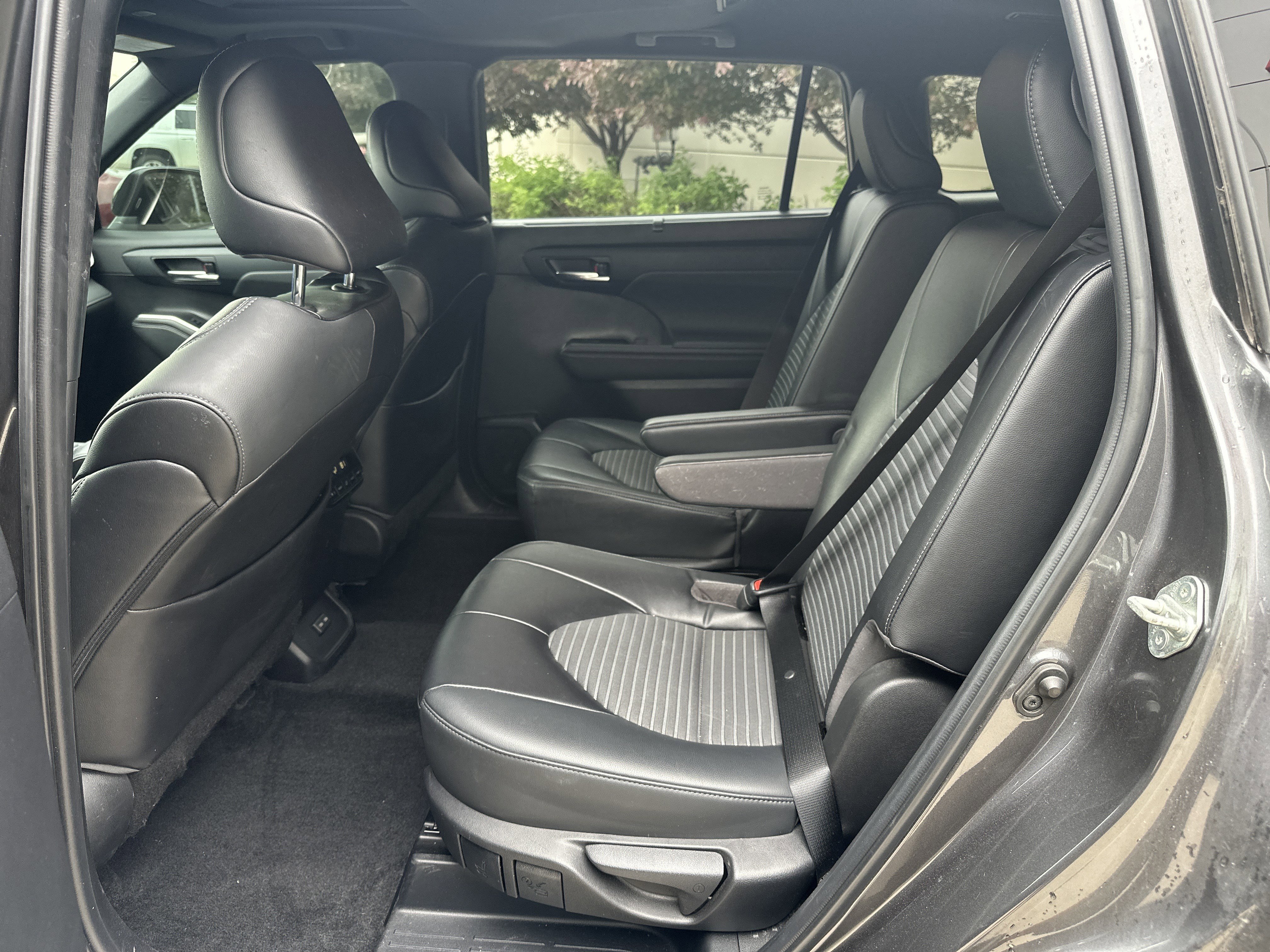 Used 2023 Toyota Highlander XSE AWD/4WD image 27