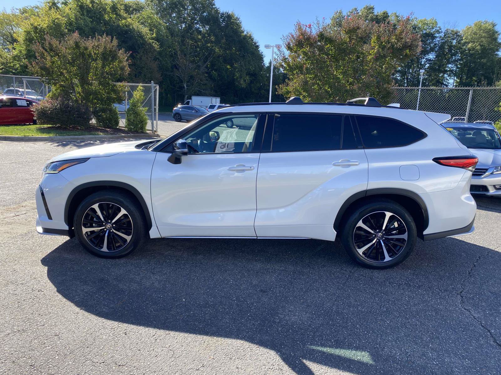 Used 2022 Toyota Highlander XSE FWD image 6