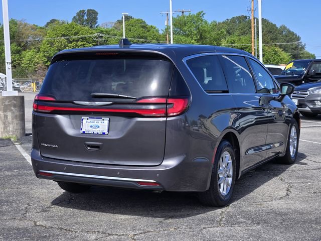 Used 2023 Chrysler Pacifica Touring-L image 7