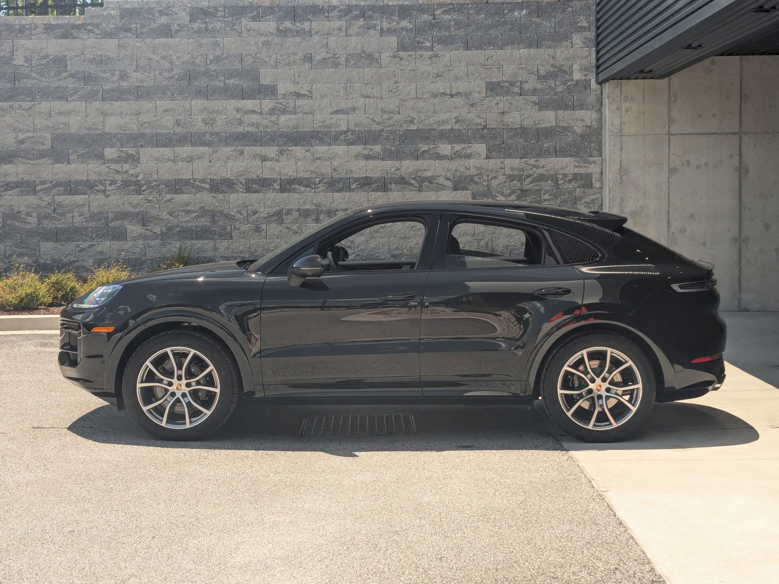 New 2025 Porsche Cayenne Coupe image 2