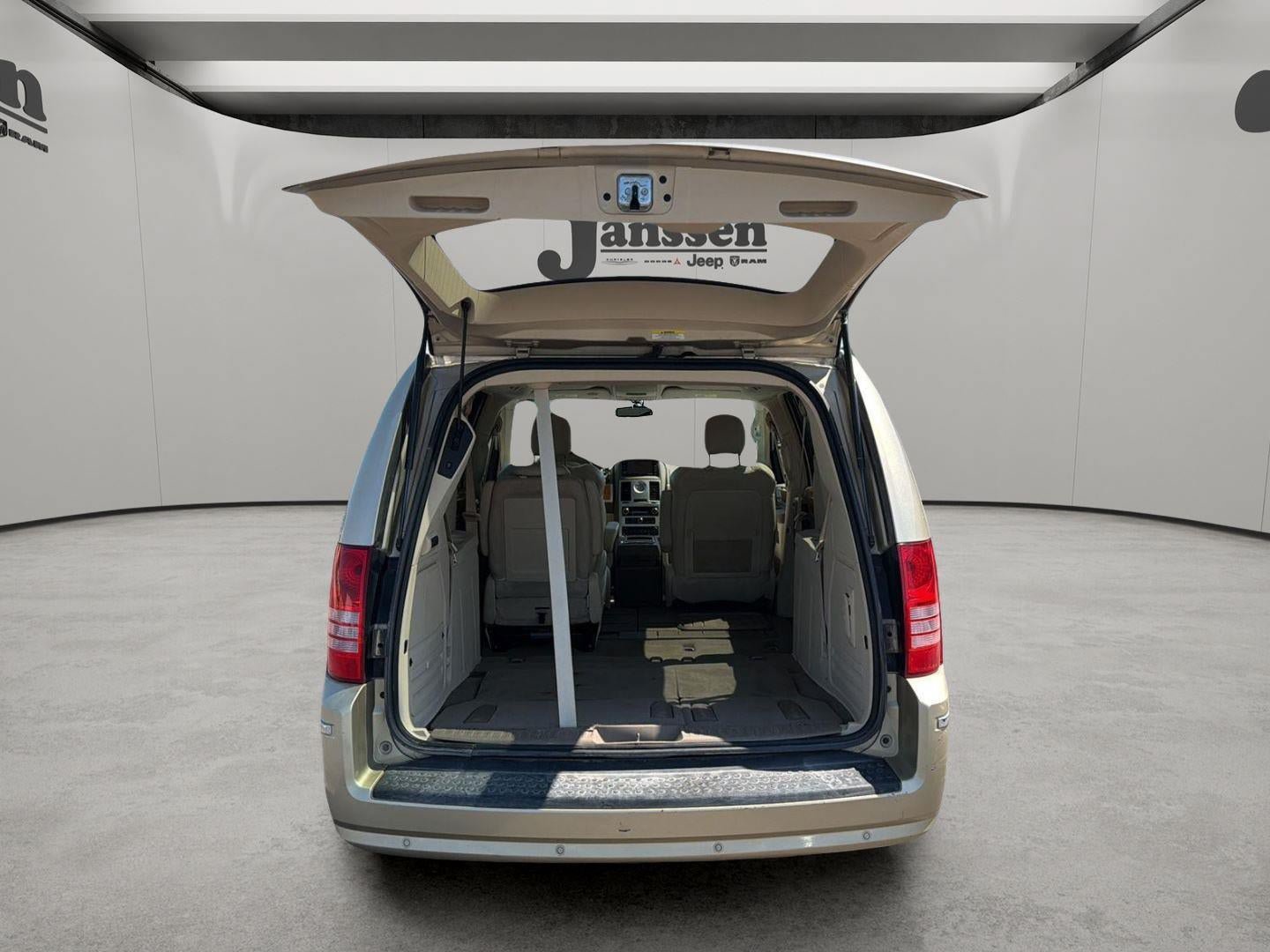 Used 2010 Chrysler Town & Country Limited w/ Entertainment Group #3 FWD image 9