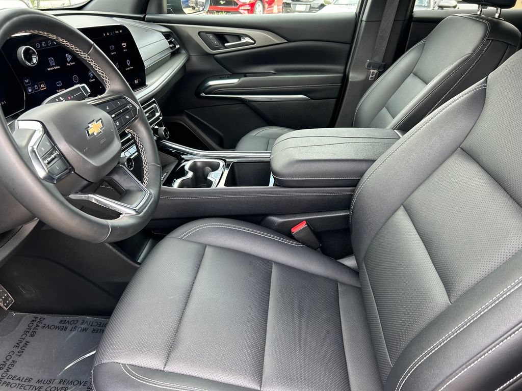 Used 2025 Chevrolet Traverse LT FWD image 11