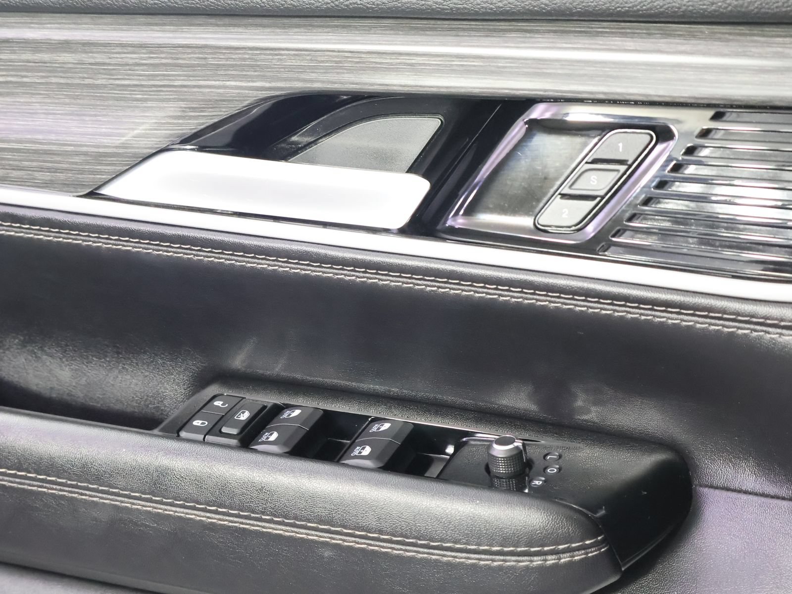 Used 2023 Jeep Wagoneer L Series II AWD/4WD image 18