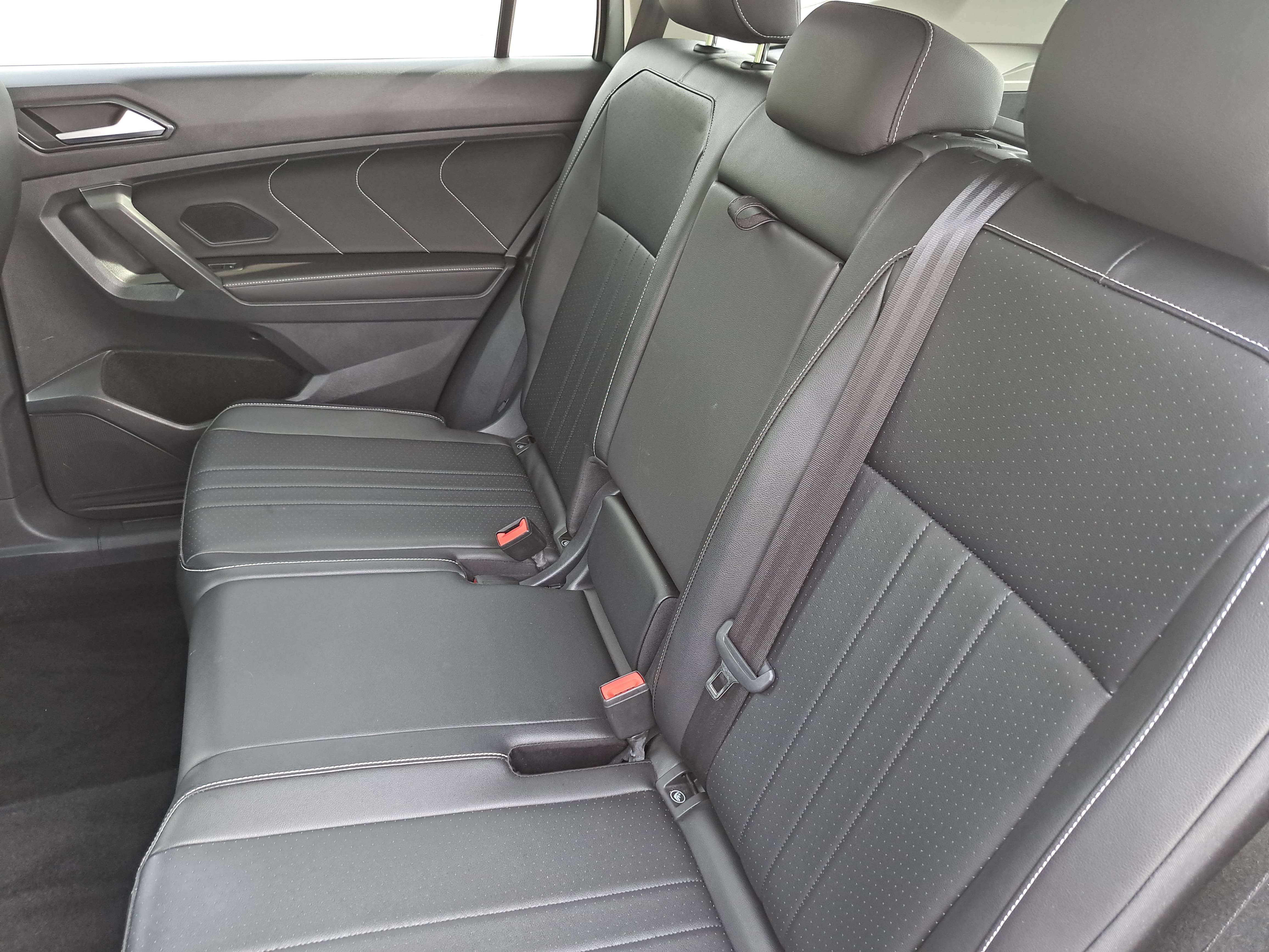 Certified 2022 Volkswagen Tiguan SE w/ Panoramic Sunroof Package AWD/4WD image 12