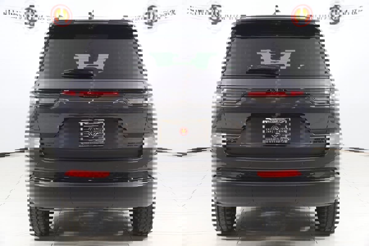 Used 2024 Jeep Grand Cherokee Limited w/ Luxury Tech Group II image 46