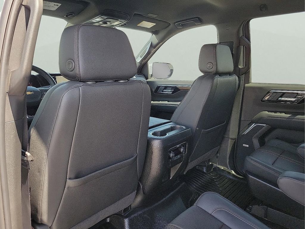 Used 2025 Chevrolet Tahoe High Country AWD/4WD image 12