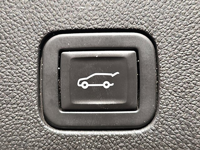 Used 2021 GMC Yukon XL Denali w/ Denali Premium Package image 14