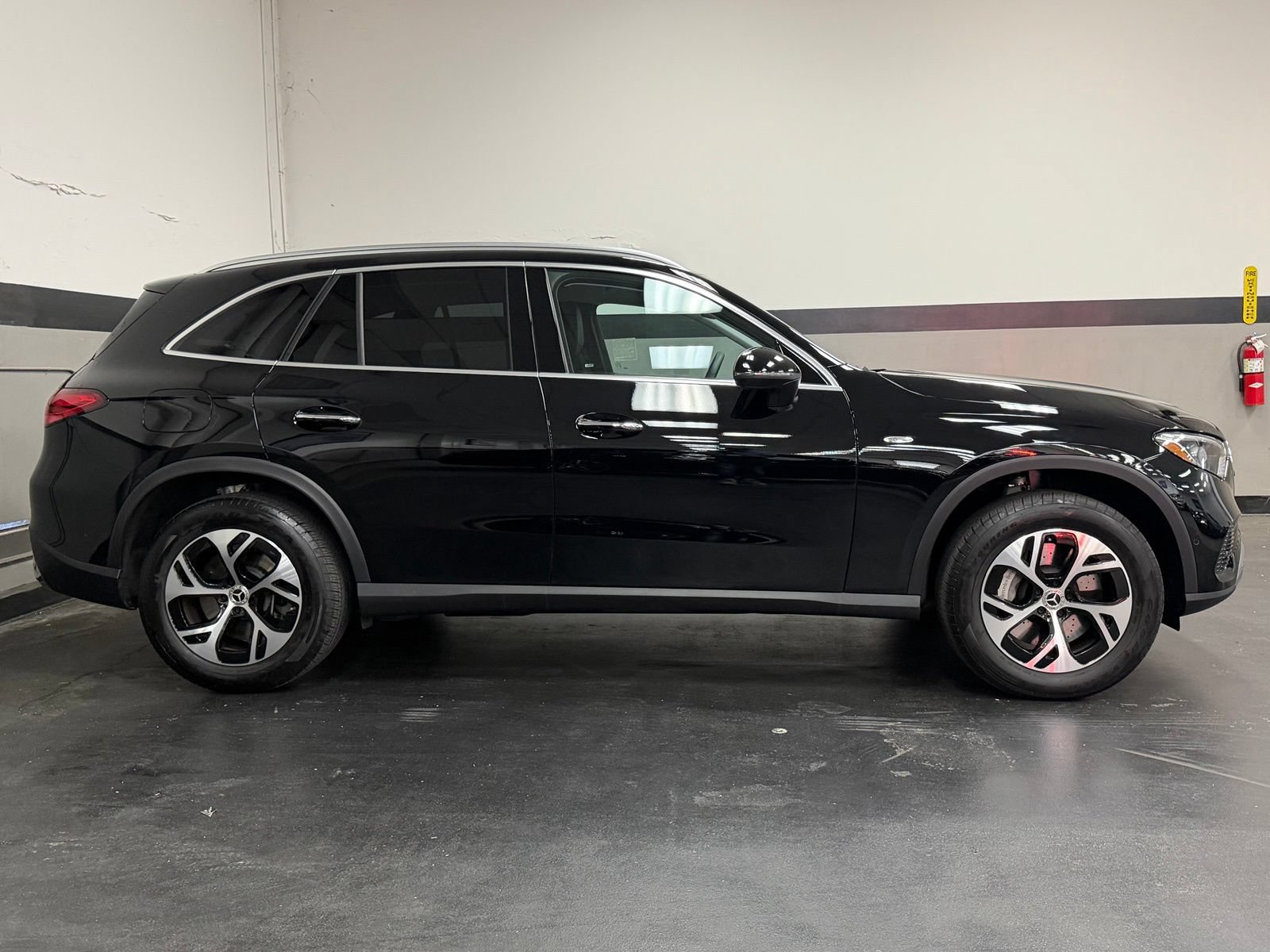 Used 2025 Mercedes-Benz GLC 350e 4MATIC image 3