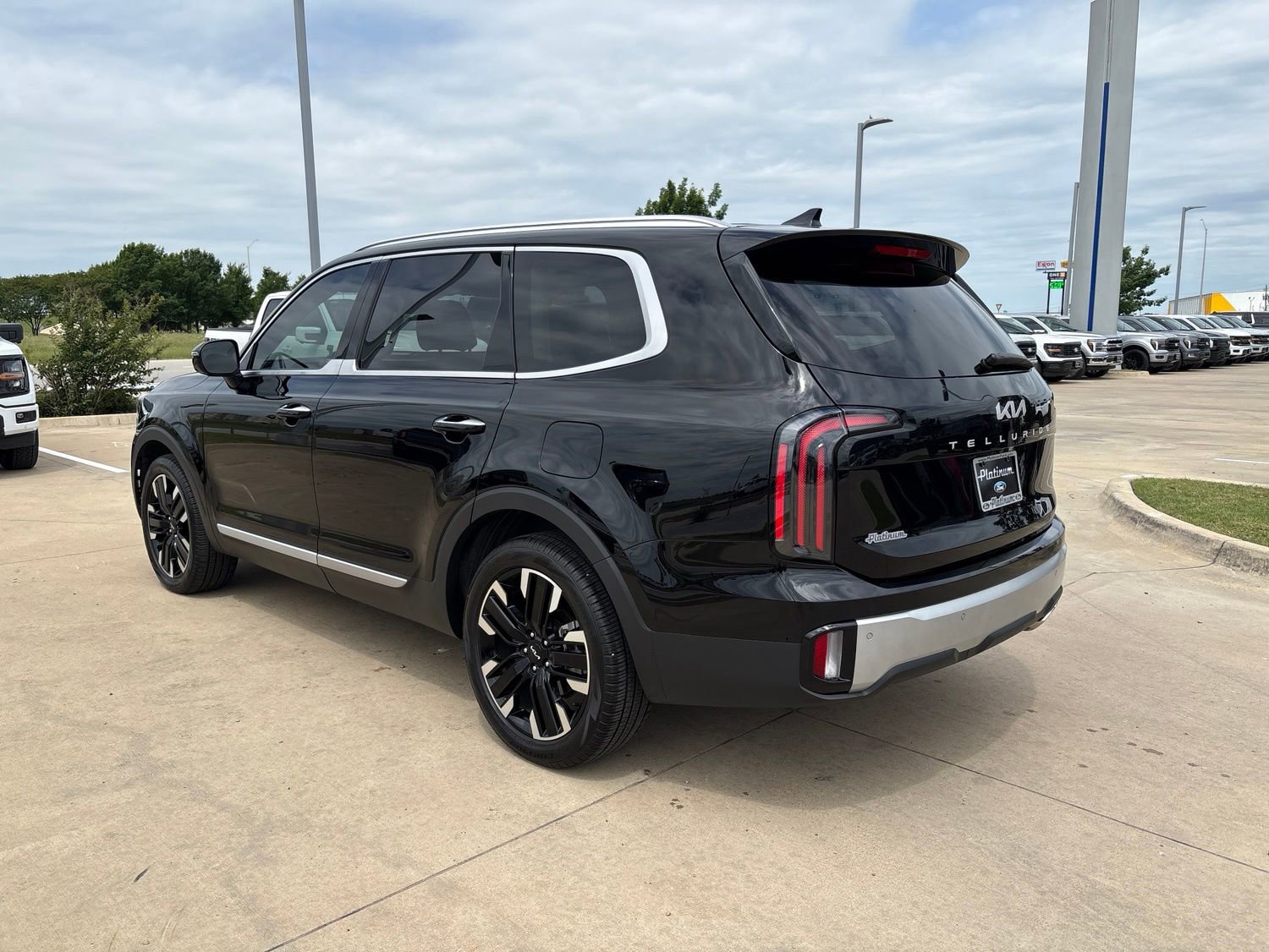 Used 2024 Kia Telluride SX FWD image 3
