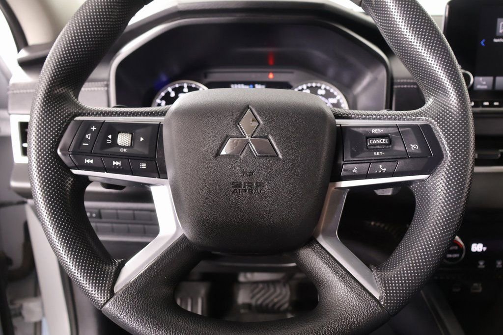 Used 2023 Mitsubishi Outlander ES image 3