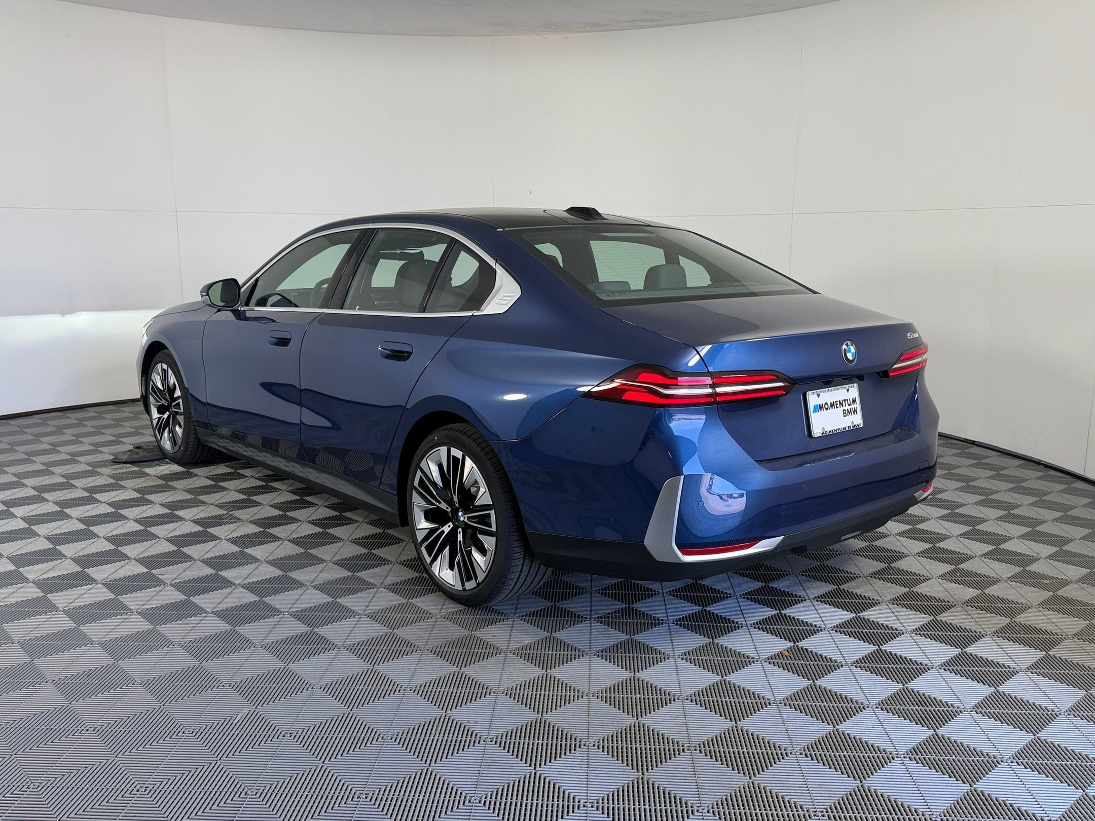 Used 2027 BMW 530i w/ Executive Package RWD image 3