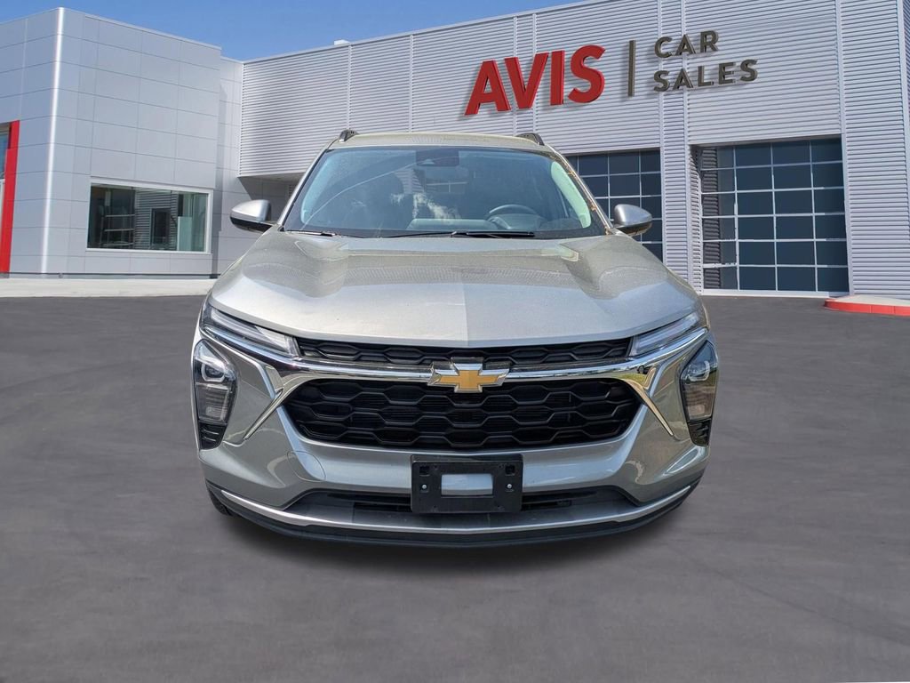 Used 2025 Chevrolet Trax LT w/ LT Convenience Package image 2