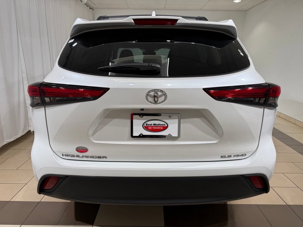 Used 2023 Toyota Highlander XLE AWD/4WD image 4