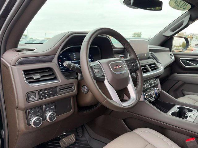 Used 2024 GMC Yukon XL SLT w/ SLT Luxury Package AWD/4WD image 16
