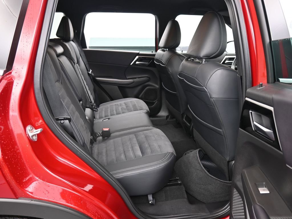 Used 2023 Mitsubishi Outlander SE image 38