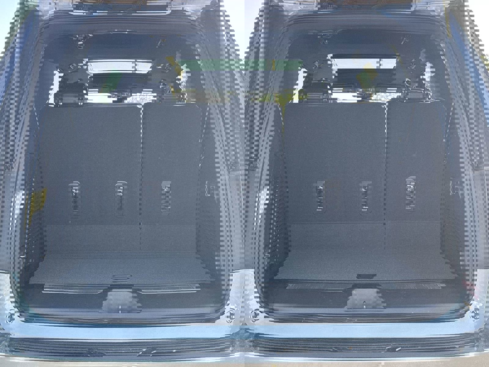 Used 2023 Chevrolet Tahoe Z71 w/ Luxury Package AWD/4WD image 33