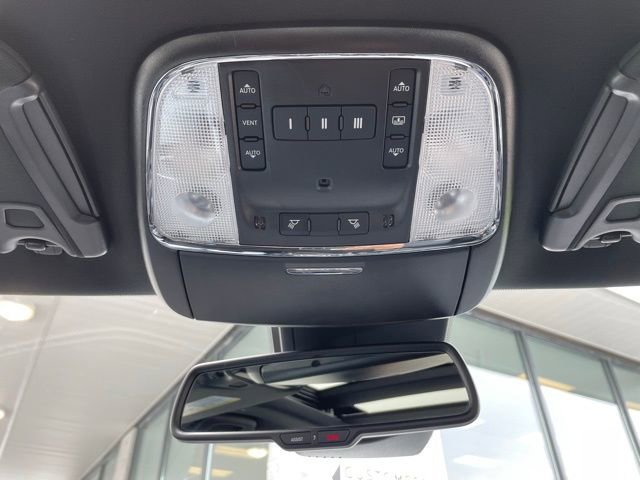 Used 2023 Chrysler 300 C image 24